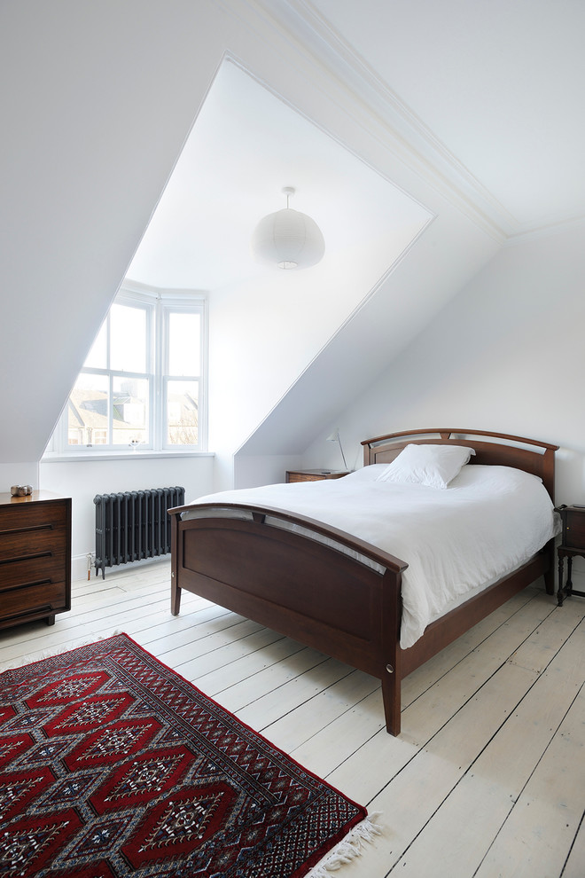 Modelo de dormitorio principal escandinavo grande con paredes blancas y suelo de madera clara