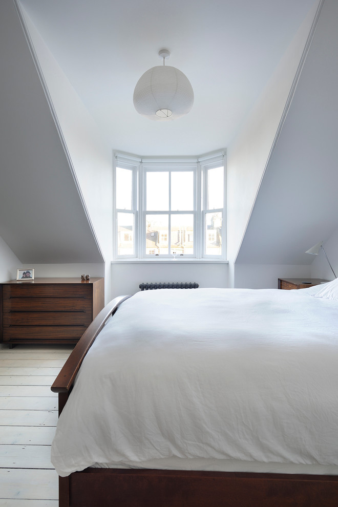 Стильный дизайн: большая хозяйская спальня в скандинавском стиле с белыми стенами, светлым паркетным полом, стандартным камином и фасадом камина из камня - последний тренд