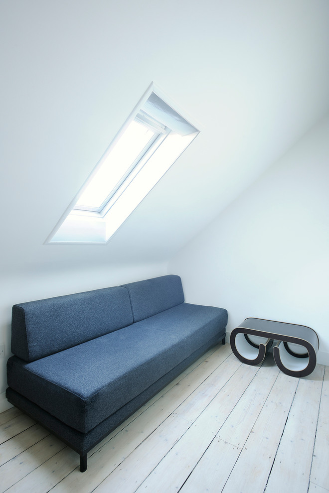 Idéer för att renovera ett litet minimalistiskt gästrum, med vita väggar och ljust trägolv