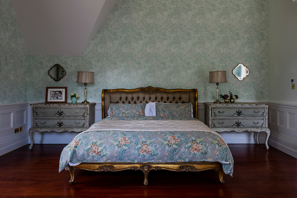 Inspiration för klassiska sovrum, med gröna väggar och mörkt trägolv