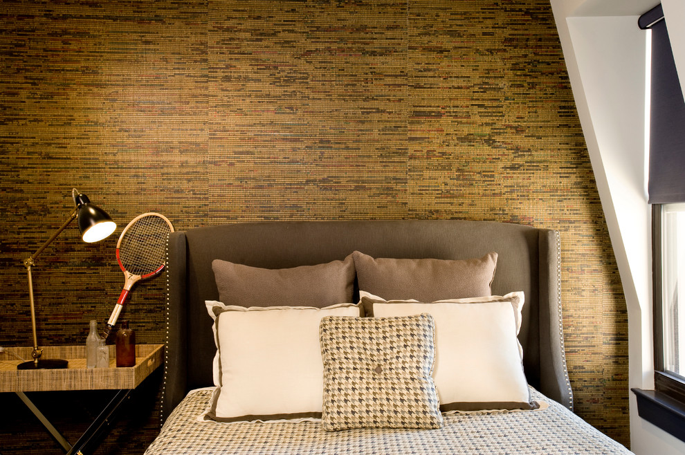 Пример оригинального дизайна: спальня среднего размера в современном стиле с разноцветными стенами без камина