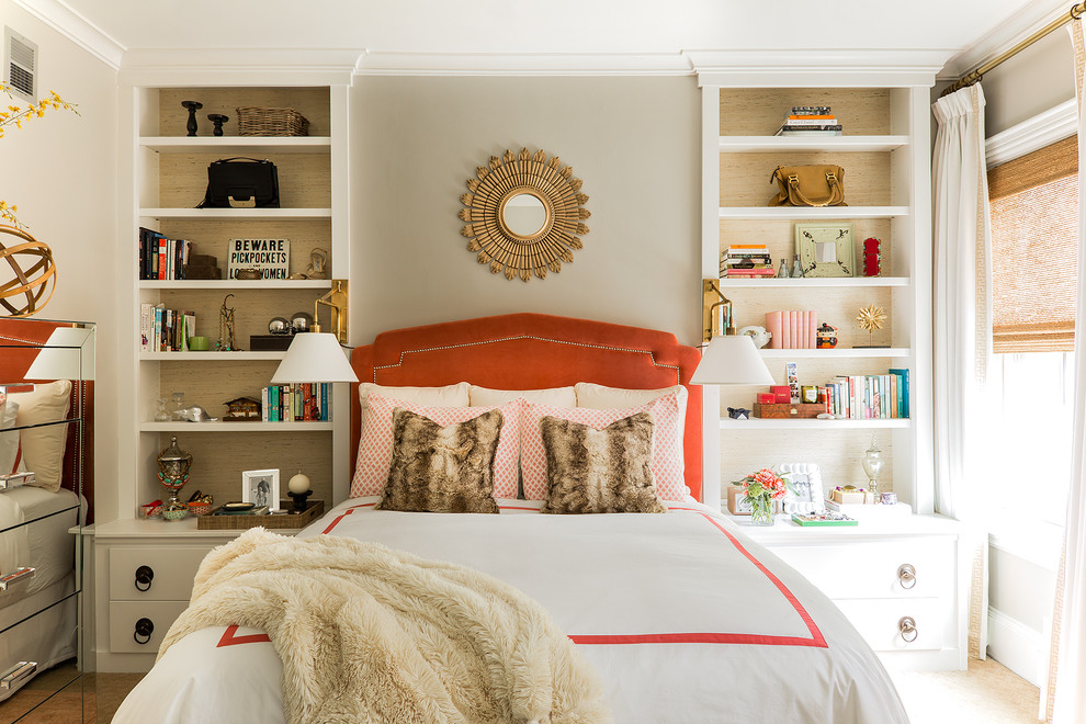 Foto på ett vintage sovrum, med beige väggar