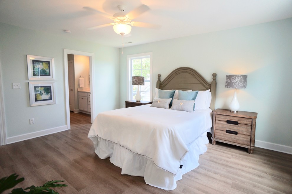 Пример оригинального дизайна: хозяйская спальня среднего размера в морском стиле с синими стенами, светлым паркетным полом и коричневым полом