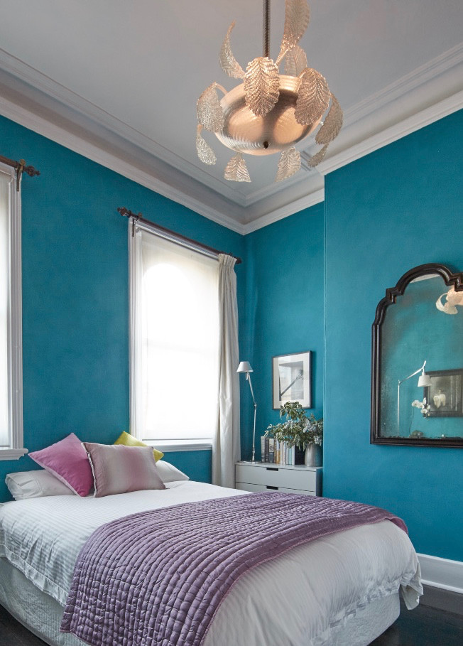 Imagen de dormitorio principal ecléctico de tamaño medio sin chimenea con paredes azules y suelo de madera oscura