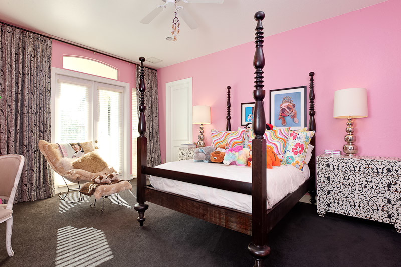 Exempel på ett stort modernt gästrum, med rosa väggar och heltäckningsmatta