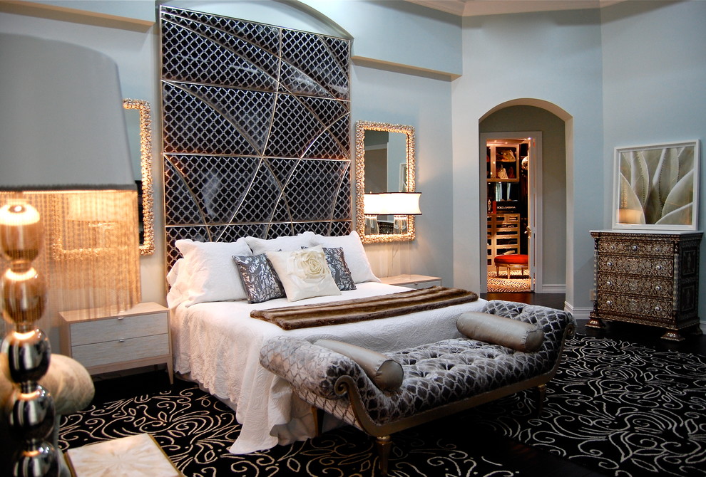 マイアミにある巨大なトラディショナルスタイルのおしゃれな主寝室 (青い壁、濃色無垢フローリング、暖炉なし、黒い床) のレイアウト