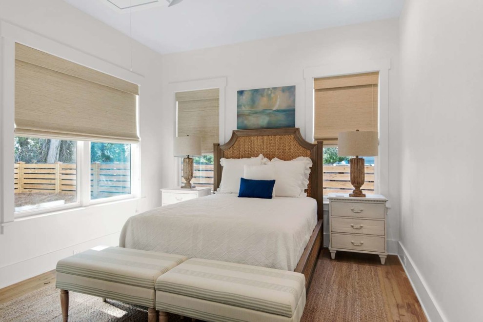 Идея дизайна: гостевая спальня среднего размера, (комната для гостей) в морском стиле с белыми стенами, темным паркетным полом и коричневым полом без камина