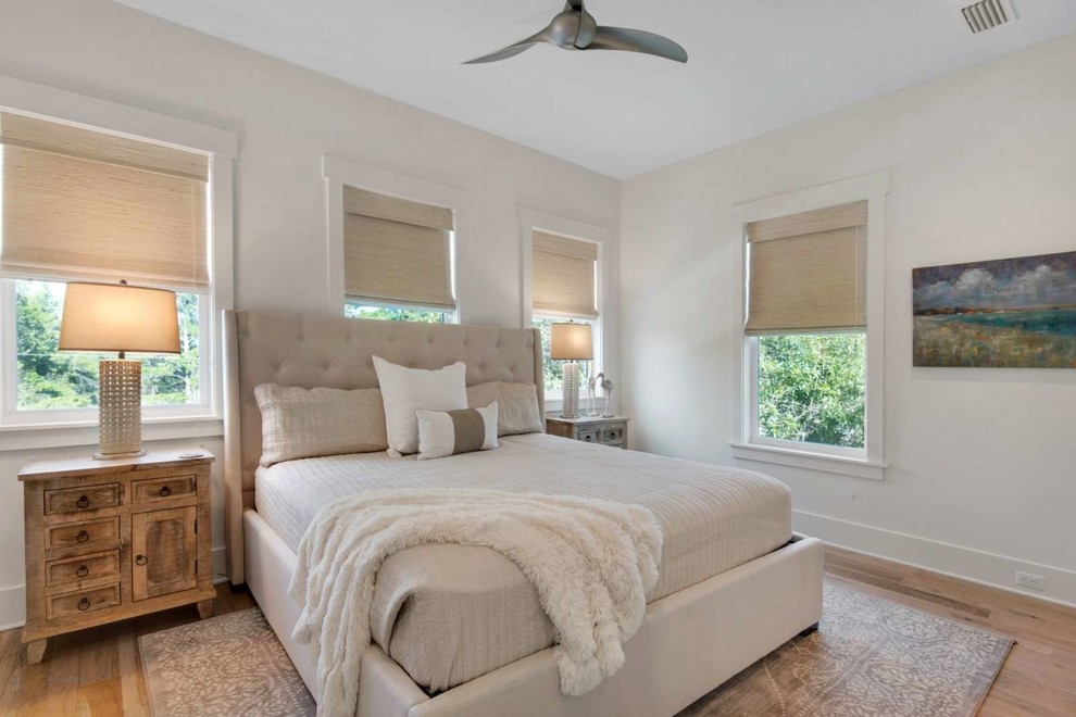 Стильный дизайн: гостевая спальня среднего размера, (комната для гостей) в морском стиле с белыми стенами, светлым паркетным полом и коричневым полом без камина - последний тренд
