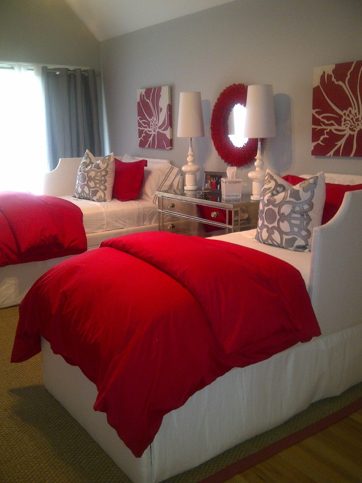 Пример оригинального дизайна: спальня среднего размера в стиле неоклассика (современная классика) с серыми стенами и паркетным полом среднего тона