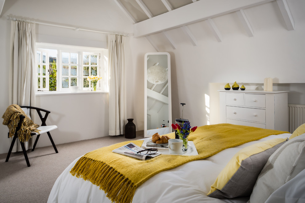 デヴォンにある中くらいな北欧スタイルのおしゃれな主寝室 (白い壁、カーペット敷き) のインテリア