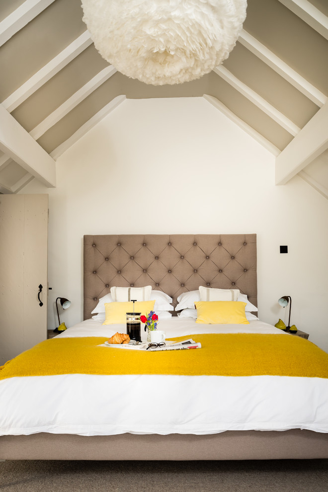 Mittelgroßes Skandinavisches Schlafzimmer mit weißer Wandfarbe und Teppichboden in Devon