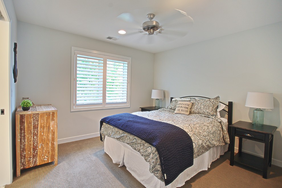 Идея дизайна: гостевая спальня (комната для гостей) в морском стиле с синими стенами и ковровым покрытием