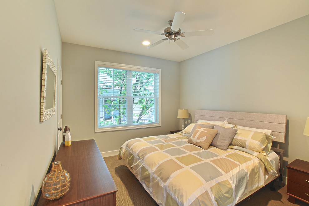 На фото: гостевая спальня (комната для гостей) в морском стиле с синими стенами и ковровым покрытием с