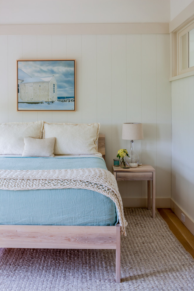 Ispirazione per una camera da letto stile marinaro con pareti bianche, pavimento in legno massello medio e pavimento marrone