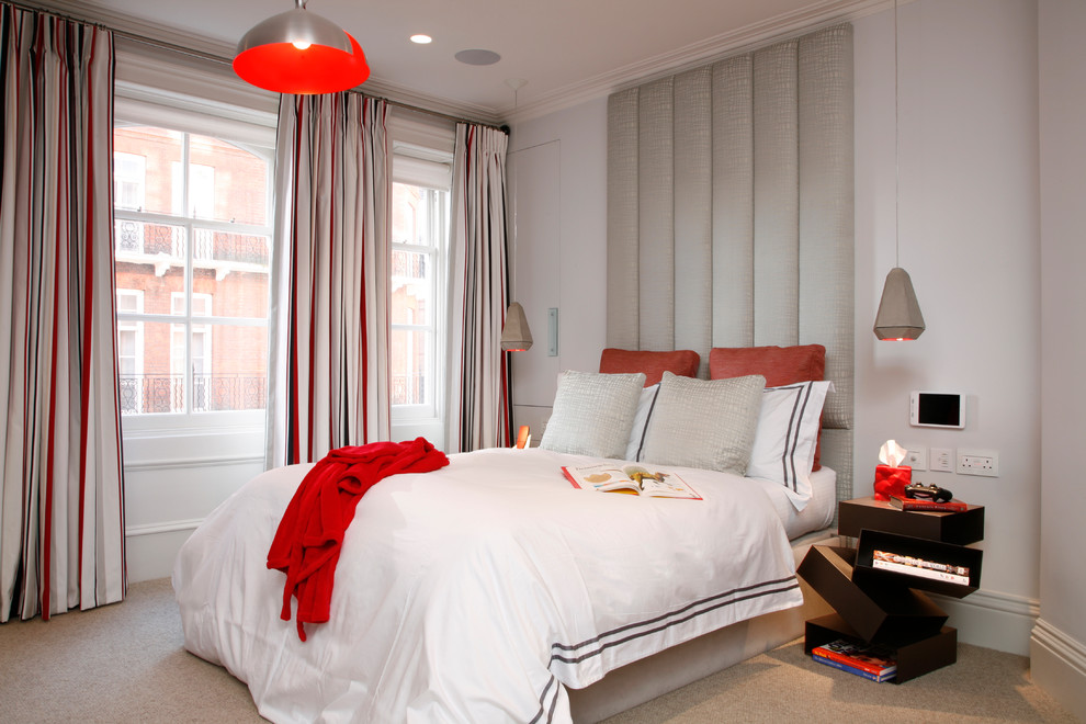 Foto de dormitorio minimalista con paredes grises, moqueta y suelo beige
