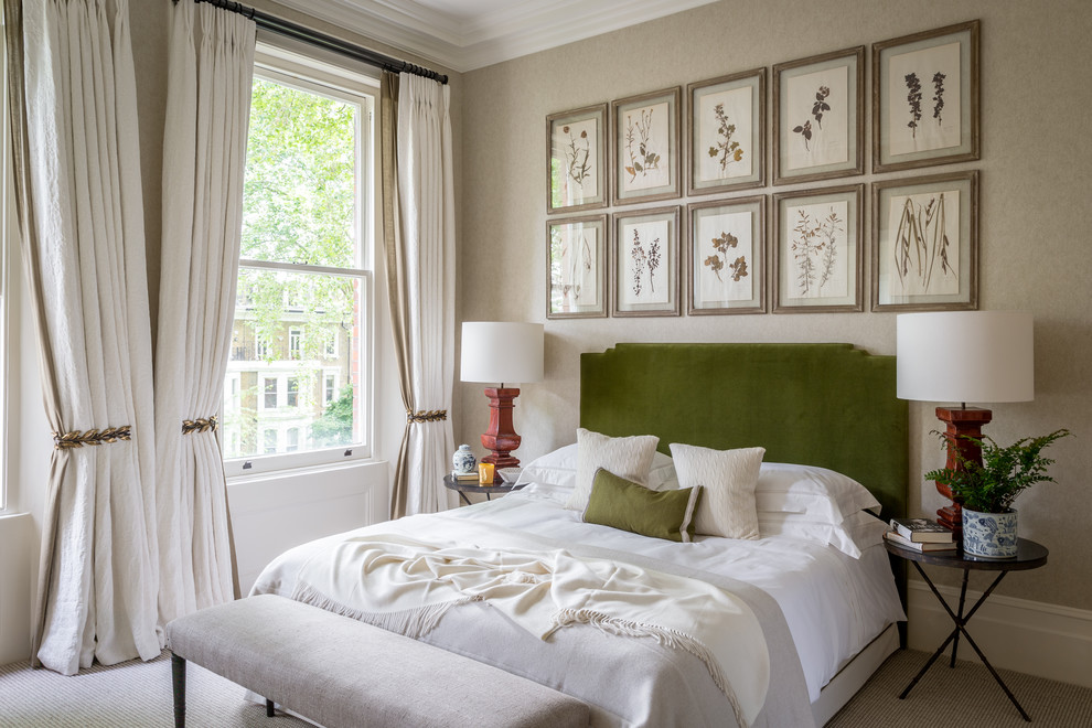 Imagen de dormitorio clásico con paredes beige, moqueta y suelo beige