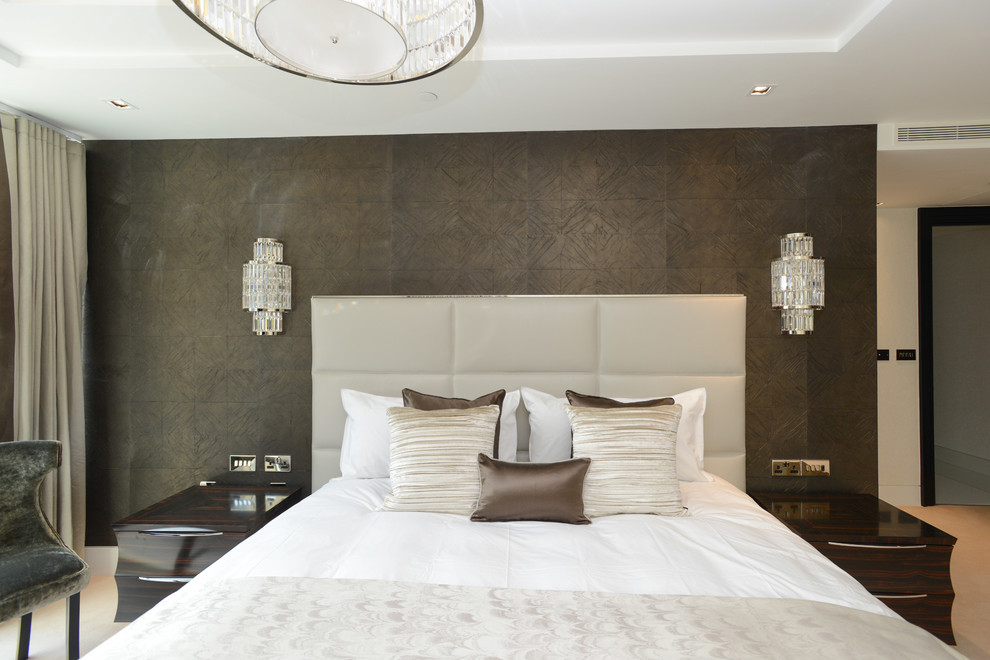 Пример оригинального дизайна: большая хозяйская спальня в современном стиле с коричневыми стенами и ковровым покрытием