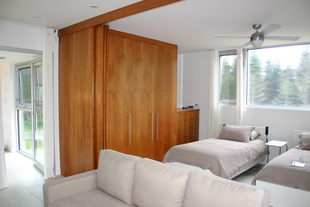 Mittelgroßes Modernes Gästezimmer mit weißer Wandfarbe und Porzellan-Bodenfliesen in Sonstige