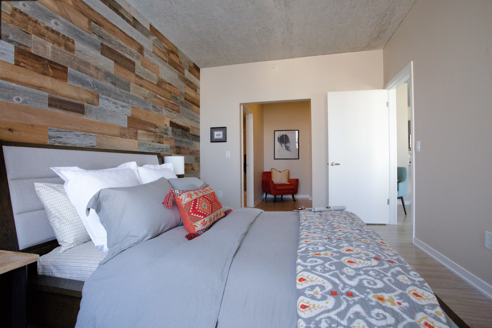 Ejemplo de dormitorio principal vintage de tamaño medio sin chimenea con paredes beige y suelo de madera clara