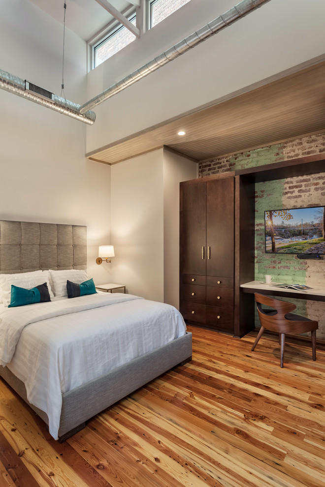 Exemple d'une chambre d'amis éclectique de taille moyenne avec un mur gris, un sol en bois brun et un sol marron.