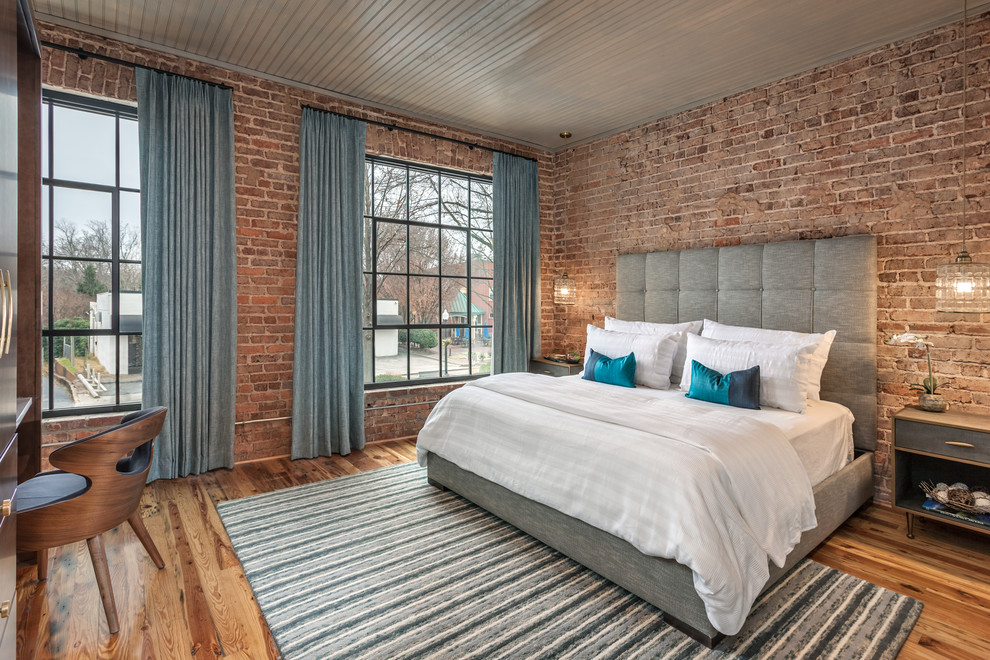 他の地域にある広いインダストリアルスタイルのおしゃれな客用寝室 (赤い壁、無垢フローリング、茶色い床、青いカーテン、グレーとブラウン) のレイアウト