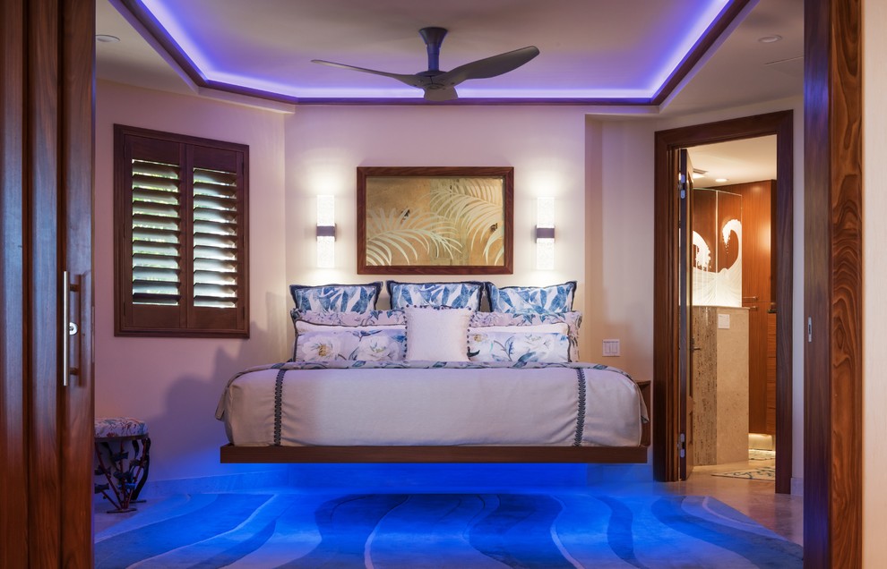 Idee per una camera matrimoniale tropicale con pavimento in pietra calcarea e pavimento beige