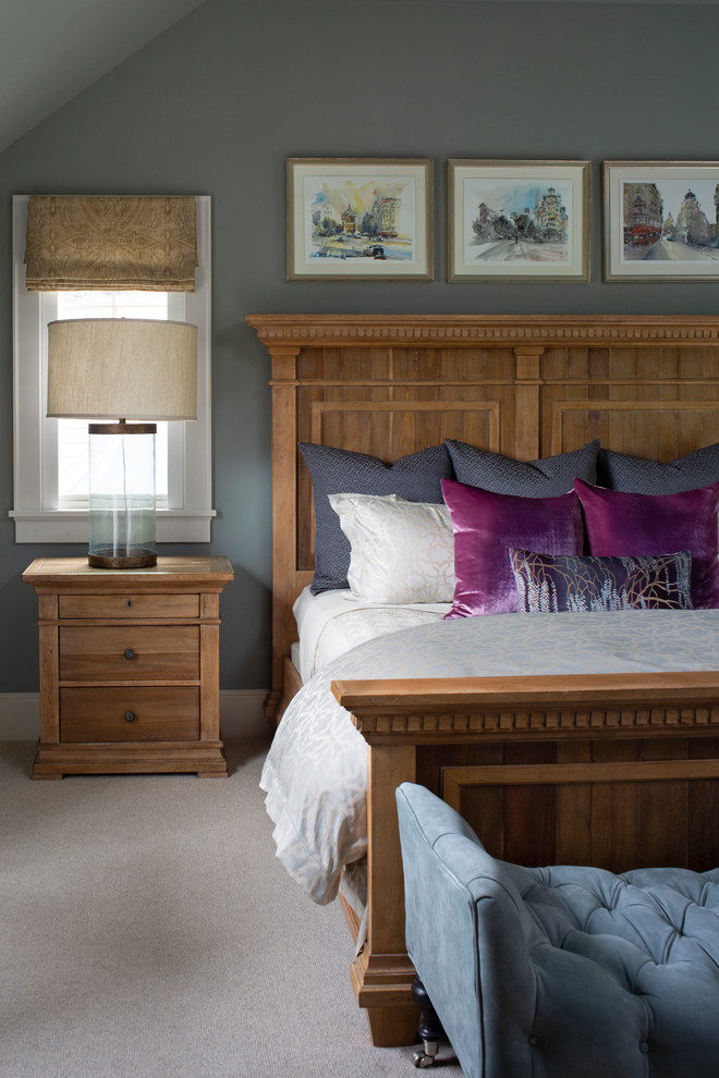 Пример оригинального дизайна: хозяйская спальня среднего размера в классическом стиле с зелеными стенами, ковровым покрытием, стандартным камином и бежевым полом