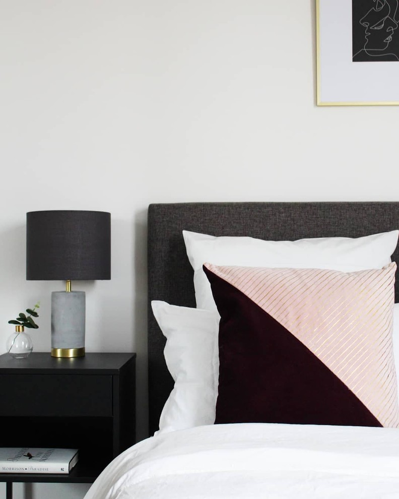 Стильный дизайн: гостевая спальня среднего размера, (комната для гостей) в современном стиле с белыми стенами, ковровым покрытием и серым полом без камина - последний тренд
