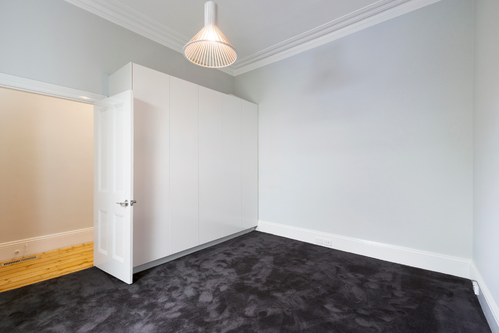 Kleines Klassisches Gästezimmer mit grauer Wandfarbe und Teppichboden in Melbourne