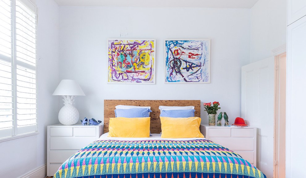 Стильный дизайн: хозяйская спальня в стиле фьюжн с белыми стенами - последний тренд