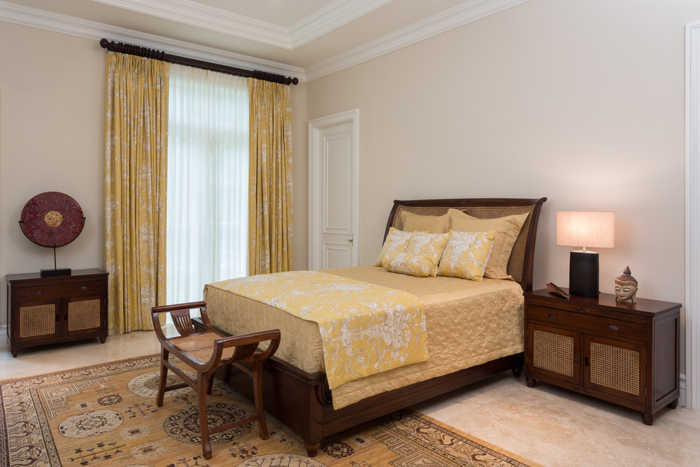 Стильный дизайн: большая гостевая спальня (комната для гостей) в восточном стиле с бежевыми стенами, полом из известняка и бежевым полом - последний тренд