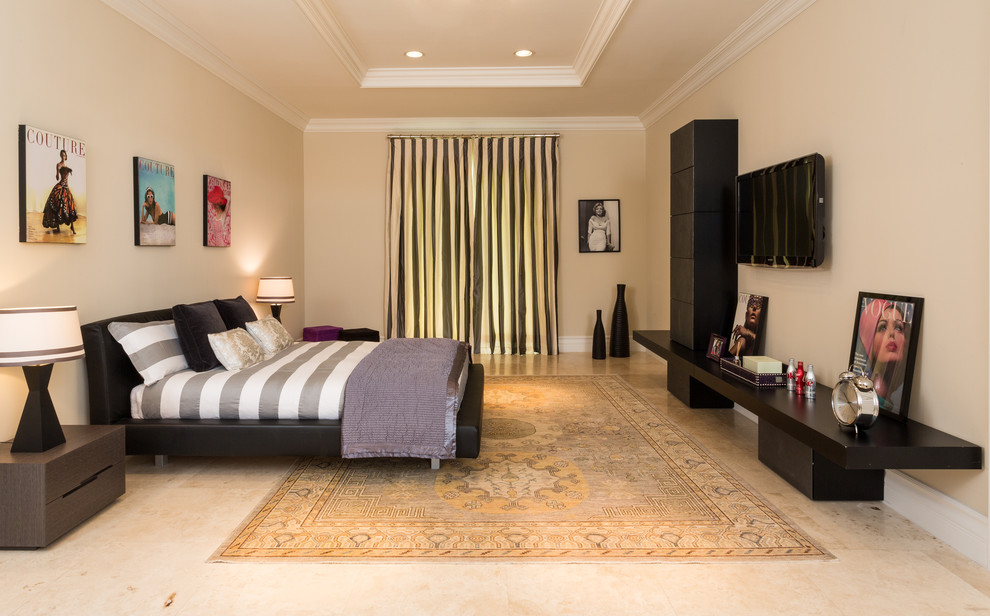 Immagine di un'ampia camera degli ospiti moderna con pareti beige, pavimento in pietra calcarea, nessun camino e pavimento beige