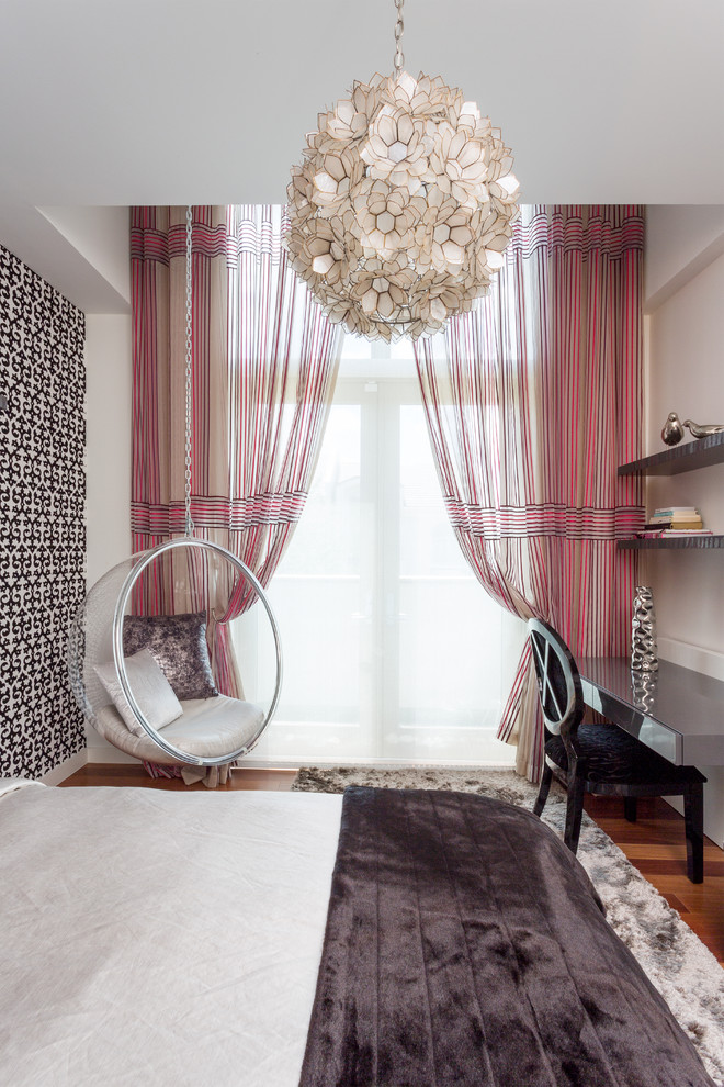 На фото: гостевая спальня среднего размера, (комната для гостей) в современном стиле с белыми стенами и паркетным полом среднего тона без камина с
