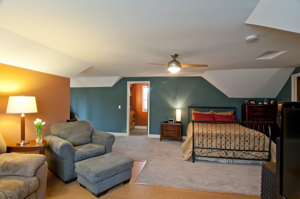 Photo of a medium sized contemporary master bedroom in Minneapolis with blue walls and carpet.
