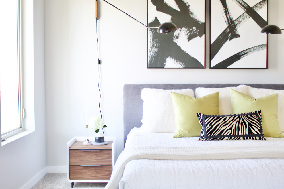 Diseño de dormitorio principal y abovedado minimalista grande sin chimenea con paredes beige, moqueta y suelo gris