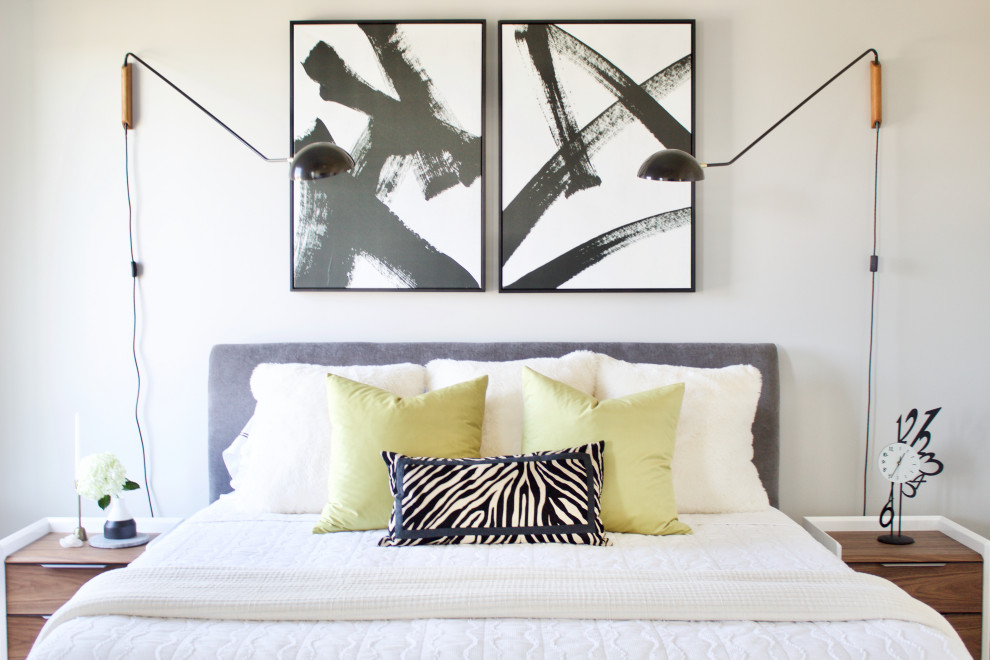 Cette image montre une grande chambre minimaliste avec un mur beige, aucune cheminée, un plafond voûté et un sol gris.