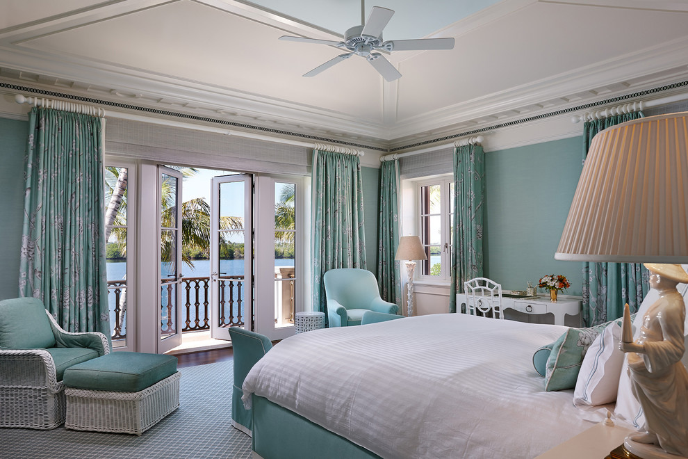 На фото: гостевая спальня (комната для гостей) в средиземноморском стиле с синими стенами, темным паркетным полом и коричневым полом с