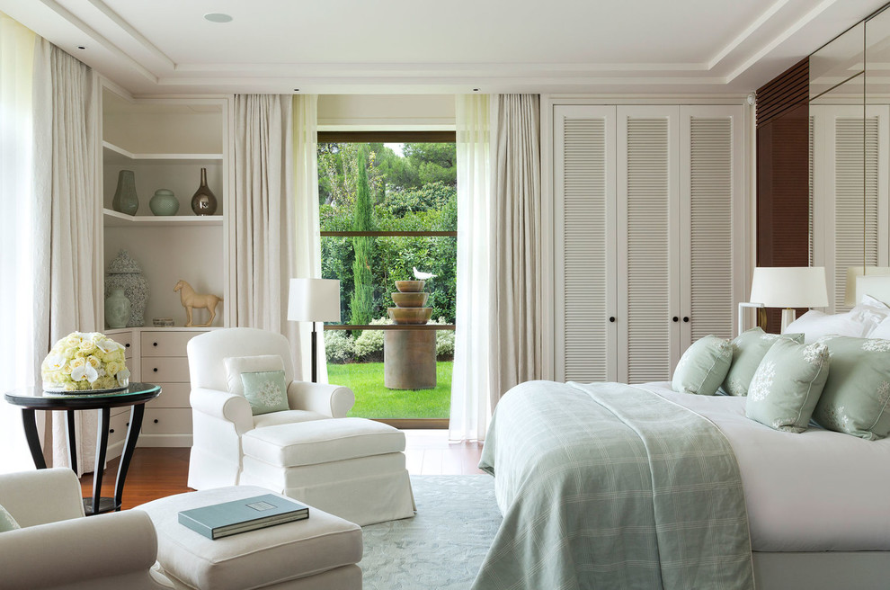 Источник вдохновения для домашнего уюта: хозяйская спальня в классическом стиле с паркетным полом среднего тона без камина