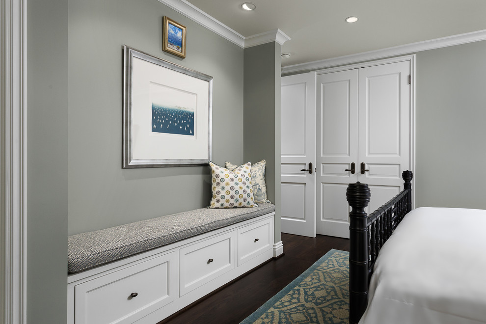 Пример оригинального дизайна: гостевая спальня (комната для гостей) в классическом стиле с серыми стенами и темным паркетным полом