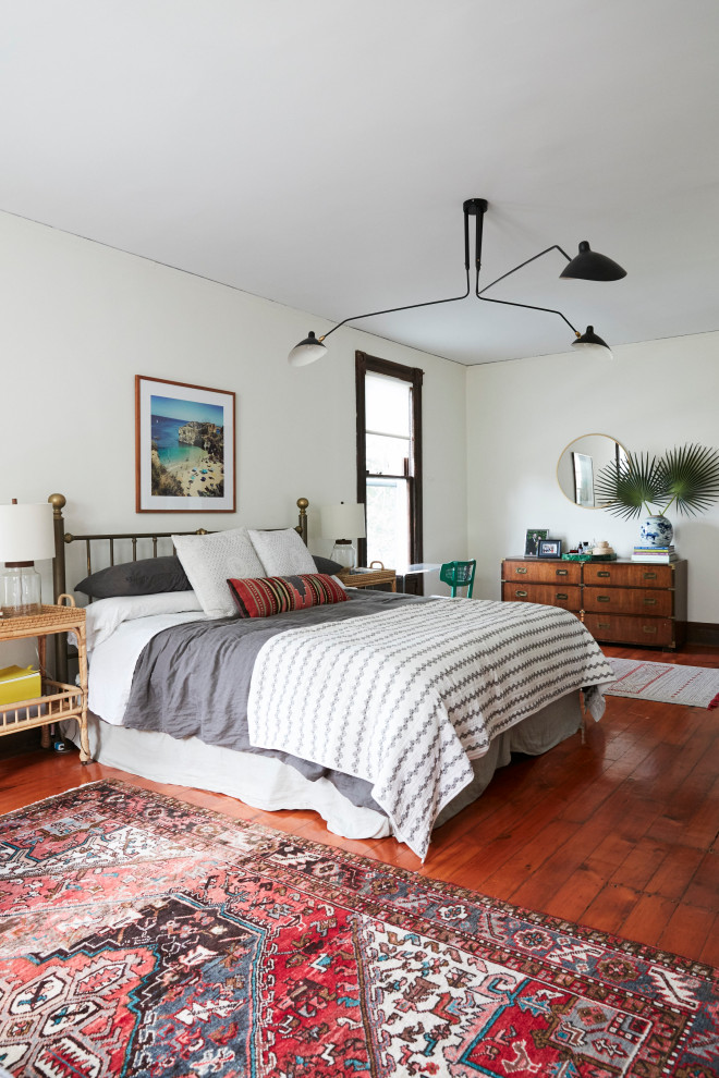 Источник вдохновения для домашнего уюта: хозяйская спальня в викторианском стиле с белыми стенами, темным паркетным полом и коричневым полом