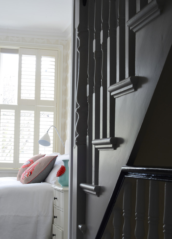 Klassisches Hauptschlafzimmer mit beiger Wandfarbe und Teppichboden in London