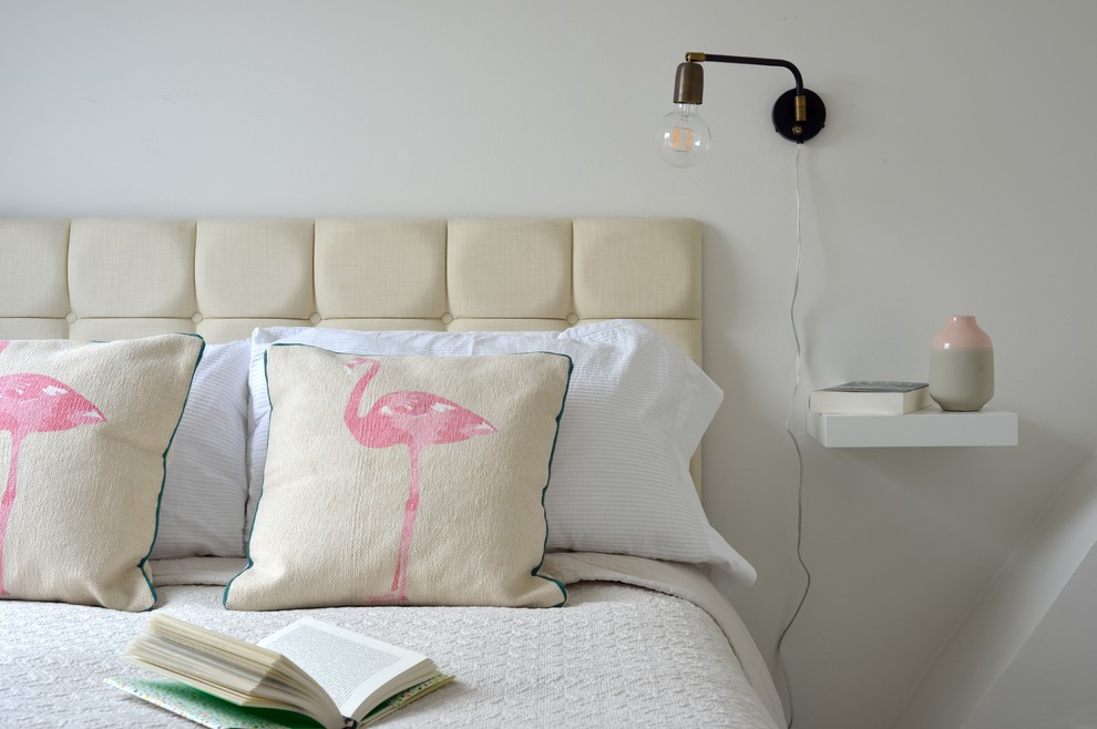 Foto de habitación de invitados bohemia pequeña sin chimenea con paredes blancas y moqueta