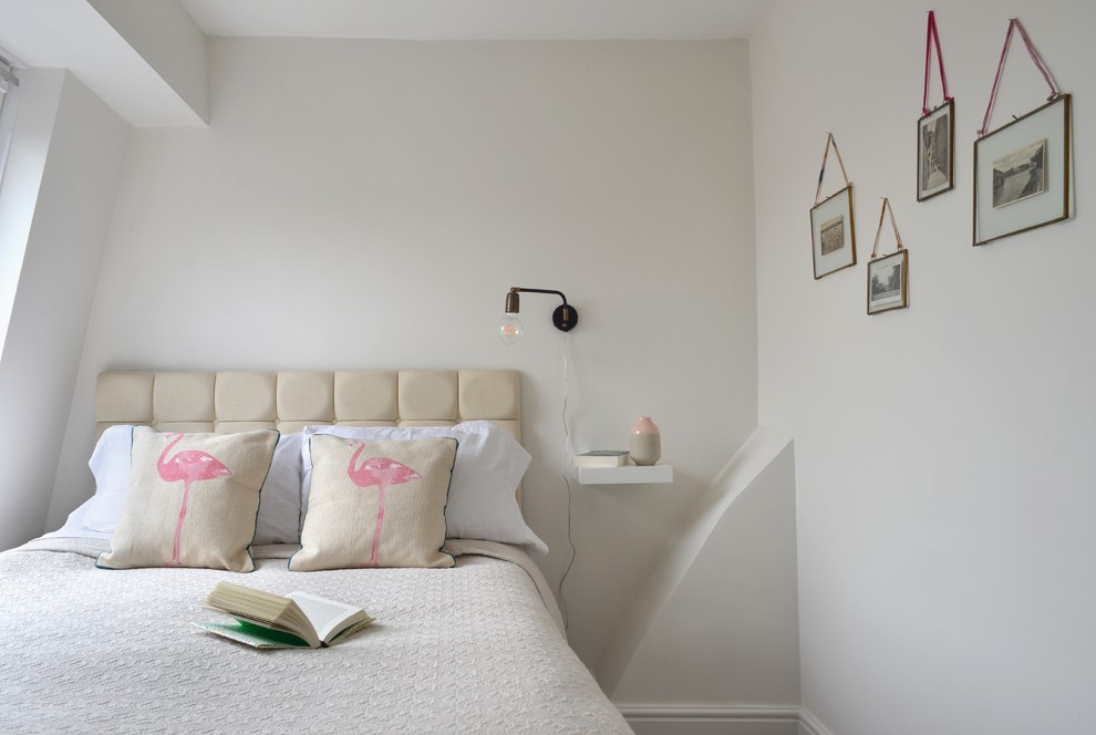 Foto de habitación de invitados tradicional pequeña sin chimenea con paredes blancas y moqueta