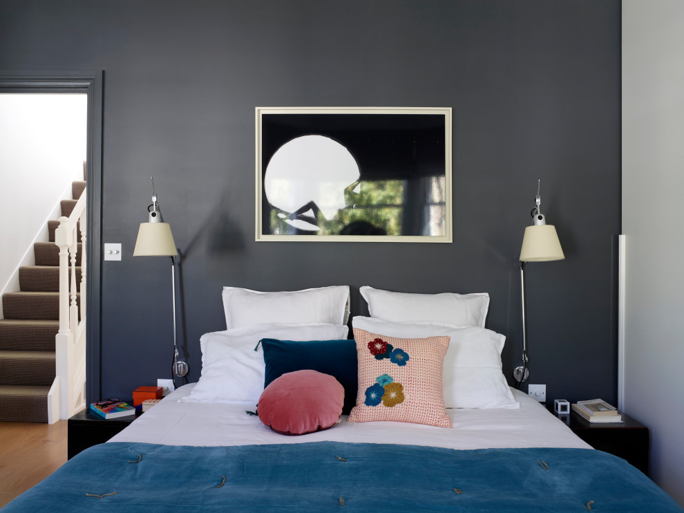 Пример оригинального дизайна: хозяйская спальня в современном стиле с серыми стенами и светлым паркетным полом