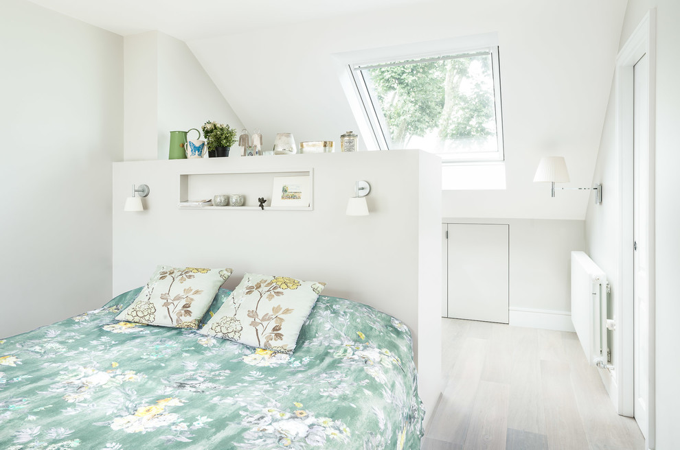 Idéer för att renovera ett mellanstort funkis sovrum, med vita väggar och grått golv