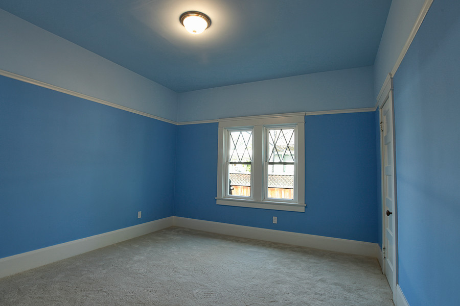 Exempel på ett mellanstort klassiskt sovrum, med blå väggar