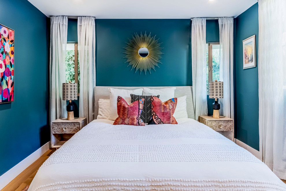 Стильный дизайн: спальня в стиле фьюжн с синими стенами, светлым паркетным полом и коричневым полом - последний тренд