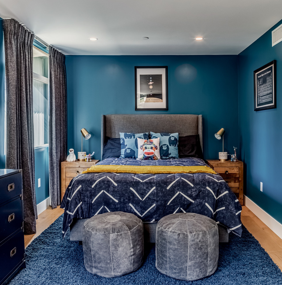Stilmix Schlafzimmer mit blauer Wandfarbe, braunem Holzboden und braunem Boden in Sonstige