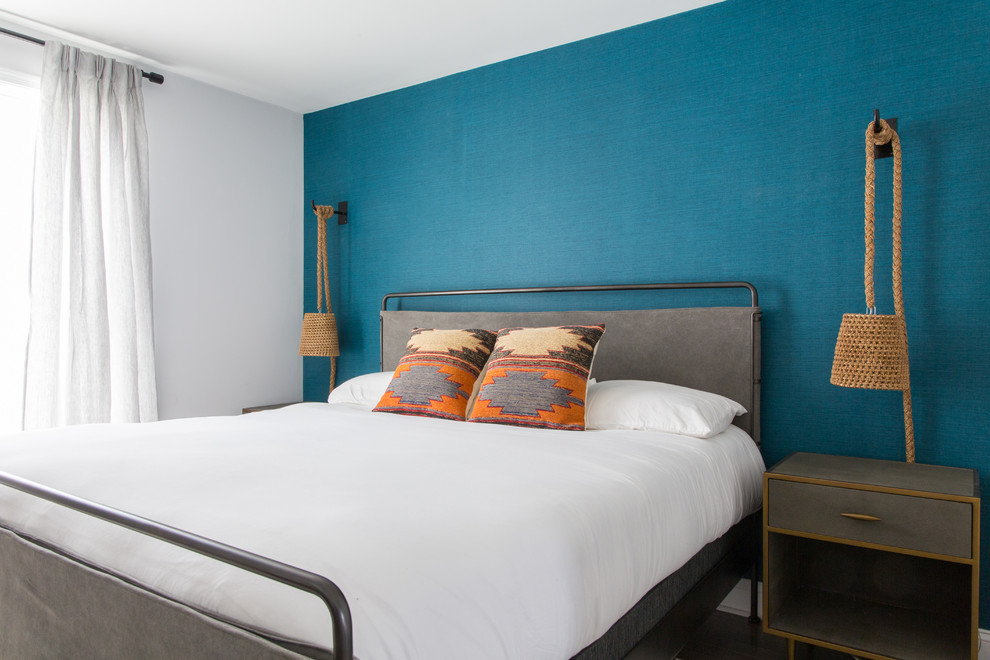 Foto på ett maritimt sovrum, med blå väggar