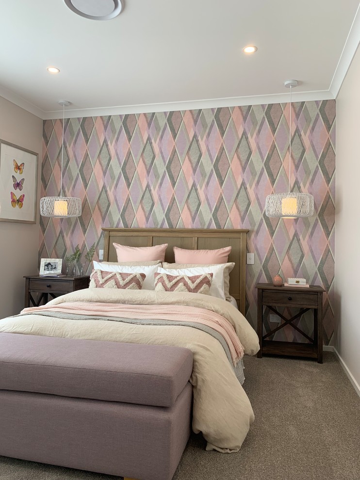 ブリスベンにあるトランジショナルスタイルのおしゃれな客用寝室 (マルチカラーの壁、カーペット敷き、暖炉なし、茶色い床)